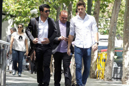 Luis Alonso con el portero del Real Madrid, el ex numantino Jesús Fernández. / Marca-