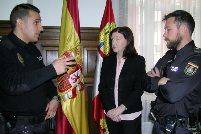 Maria José Heredia con los dos agentes de la Policía Nacional.-SUBDELEGACIÓN