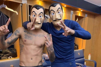Mbappé y Neymar, con las caretas de La casa de papel, en la foto que han colgado en Twitter.-EL PERIÓDICO