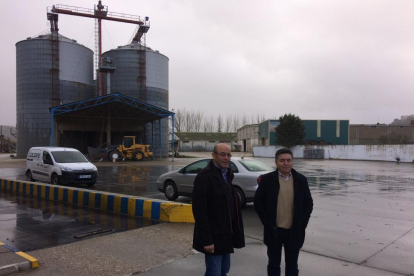 El presidente de Cocope, Lauro Luis Arranz, y el gerente, Elías Aguado, en las instalaciones de la cooperativa en Peñafiel.-E.M.