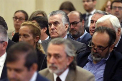 Francisco Correa (en primer término) y Luis Bárcenas, en la vista celebrada en la Audiencia Nacional.-AFP / EFE / CHEMA MOYA