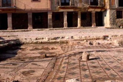 Mosaico romano de Medinaceli cuando se excavó en la plaza Mayor.-HDS