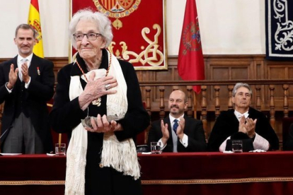La poeta uruguaya Ida Vitale tras recibir el Premio de Literatura en Lengua Castellana Miguel de Cervantes.-BALLESTEROS (EFE)