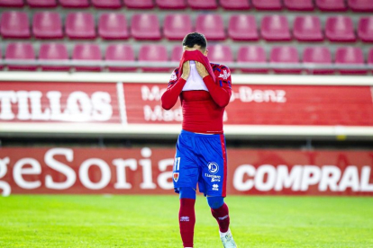 Tamayo jugaba sus primeros minutos con la camiseta del Numancia tras la lesión. MARIO TEJEDOR