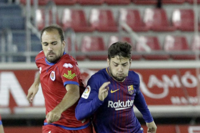 Unai Medina pugna con Arnaiz en el partido de la primera vuelta.-LUIS ÁNGEL TEJEDOR