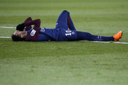 Neymar, tras caer lesionado.-GEOFFROY VAN DER HASSELT (AFP)