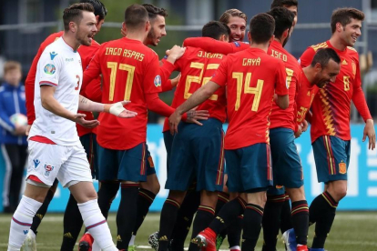 Los jugadores de España celebran uno de los goles en las Islas Feroe.-
