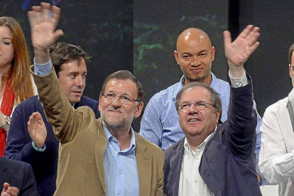 Herrera y Rajoy saludan a los militantes en el mitin de campaña en Burgos.-Ical