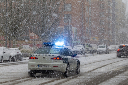 La Guardia Civil interviene en el último episodio de nieve en Soria, esta misma semana. HDS