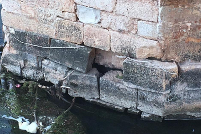 Los pilares del puente han ido perdiendo alguna de sus piedras.-A.H.