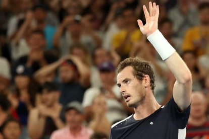 Andy Murray se despide del público en Melbourne.-REUTERS / LUCY NICHOLSON