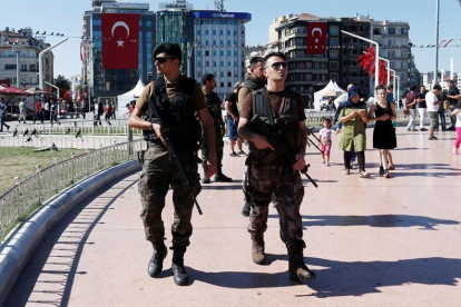 Miembros de las unidades especiales turcas (SWAT) hacen guardia en la plaza de Taksim de Estambul.-EFE/Sedat Suna