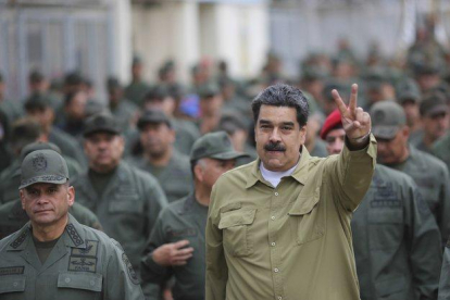 Nicolás Maduro ha iniciado una persecución contra los funcionarios que participaron del fallido levantamiento en su contra.-AFP (CARACAS)