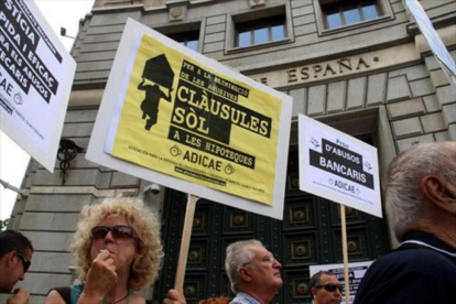 Protesta contra las cláusulas suelo ante la sede del Banco de España en Barcelona, en junio del 2015-ACN / LAURA BUSQUETS