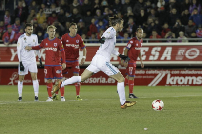Bale tira el primer de los penaltis pitados al Real Madrid.-LUIS ÁNGEL TEJEDOR
