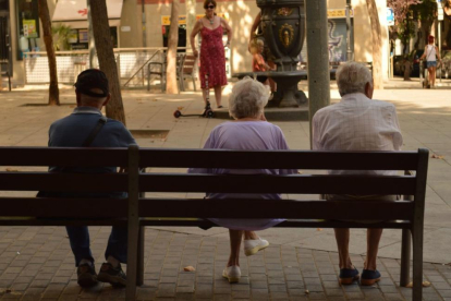Tres pensionistas descansan en un banco-ALBA HAUT