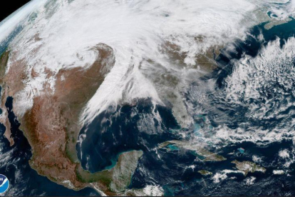 Estados Unidos mientras permanece cubierta por la tormenta invernal.-EFE / EPA/NOAA