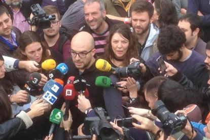 Joan Coma, junto a la alcaldesa de Berga, Montse Venturós, en la concentración contra la persecución judicial a cargos electos independentistas del pasado 13 de noviembre en Barcelona.-