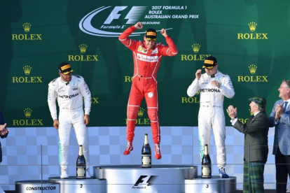 Vettel, Hamilton y Bottas, en el podio de Australia.-AFP