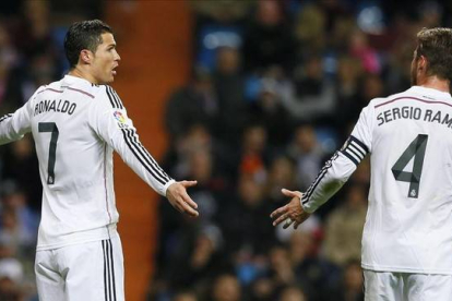 Cristiano y Sergio Ramos, en el partido ante el Levante en el Bernabéu.-Foto: EFE / JUANJO MARTÍN