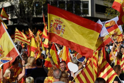 Profusión de banderas en la manifestación de Sociedad Civil Catalana.-JORGE GUERRERO