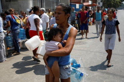 Los ciudadanos venezolanos están en grave riesgo sanitario por la crisis en su país.-REUTERS
