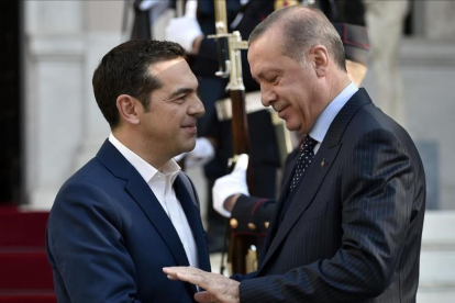 El primer ministro griego, Alexis Tsipras, saluda al presidente turco Recep Tayyip Erdogan.-/ AFP / GOULIAMAKI