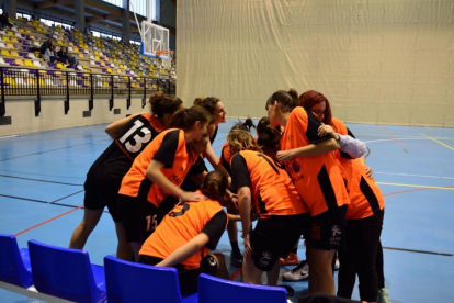 Las chicas del Baloncesto Soria Femenino, durante uno de los partidos que disputaron mientras competían.-BSF