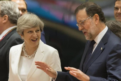 La primera ministra británica, Theresa May, y el presidente del Gobierno español, Mariano Rajoy.-/ EFE / OLIVIER HOSLET