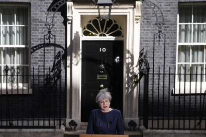May, durante su declaración frente al 10 de Downing Street.-AP / ALASTAIR GRANT