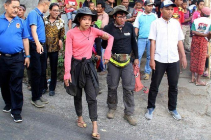Excursionistas descendiendo del monte Rinjani después de que un terremoto golpeara la isla de indonesia de Lombok el día anterior.-PIKONG (AFP)