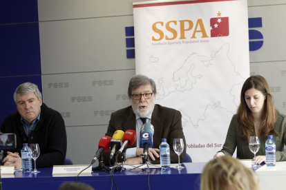 Paulino Herrero, Santiago Aparicio y Sara Bianchi informan sobre el debate europeo.-LUIS ÁNGEL TEJEDOR