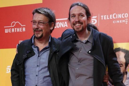 El secretario general de Podemos, Pablo Iglesias, y el candidato de En Comú Podem, Xavier Domènech, en el estreno de 'Ocho apellidos catalanes'.-EFE / JUAN CARLOS HIDALGO