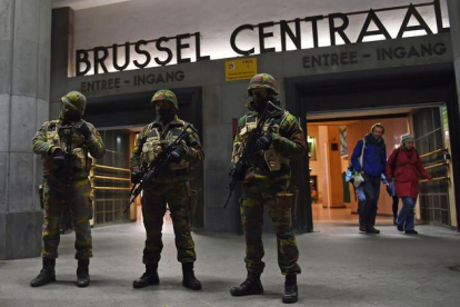 Soldados enmascarados frente a la estación central de Bruselas, este domingo.-AFP / EMMANUEL DUNAND
