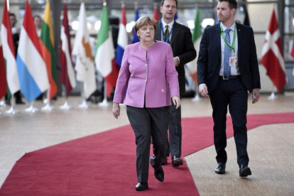 Merkel a su llegada a la cumbre europea.-STEPHANE DE SAKUTIN / AFP