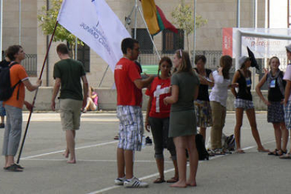 Jóvenes peregrinos tras la gymkana celebrada ayer en el patio del colegio Escolapios. / J. M.-