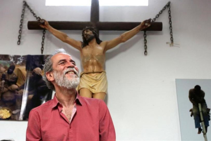 Willy Toledo, el martes 22 de mayo en una parroquia de Vallecas (Madrid), donde compareció ante los medios-/ DAVID CASTRO