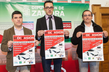 El diputado de Empleo y Desarrollo Económico de la Diputación de Zamora, Pablo Rubio, el director de la feria, Alberto López, y el director de marketing y comunicación de Caja Rural, Narciso Prieto, presentan la Feria del Vehículo de Ocasión-Ical