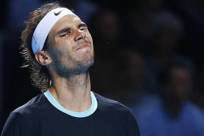 Rafael Nadal se lamenta tras perder un punto ante Roger Federer, en la final de Basilea.-REUTERS / ARND WIEGMANN