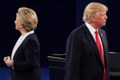 Hillary Clinton, excandidata demócrata a la Casa Blanca y Donald Trump, el presidente electo de EEUU.-AFP / CHIP SOMODEVILLA
