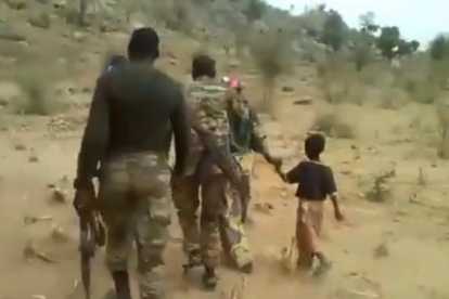 Captura del vídeo de la ejecución en Camerún que circula por internet /-TWITTER