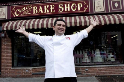 Buddy Valastro, ante la pastelería familiar, Carlos City Hall Bake Shop, en Hoboken (New Jersey, EEUU).-HEATHER SWANSON (DMAX)
