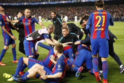 Los jugadores del Barça festejan el gol de Sergi Roberto al París SG en el Camp Nou.-FERRAN NADEU