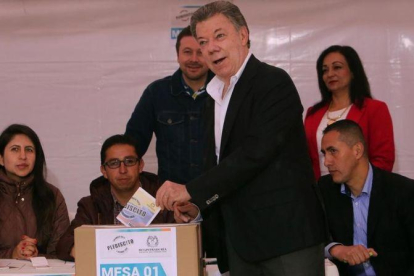 Santos deposita su voto en el referéndum, en Bogotá, este domingo.-EFE / MAURICIO DUEÑAS CASTAÑEDA