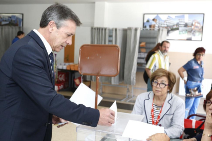 El candidato al Congreso por León de la Unión del Pueblo Leonés, Julio González Rivo, vota el el colegio Dominicas-Anunciata de Trobajo del Camino (León)-ICAL