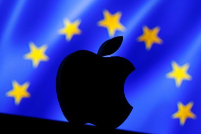 El logo de Apple en una bandera de la UE.-DADO RUVIC (REUTERS)