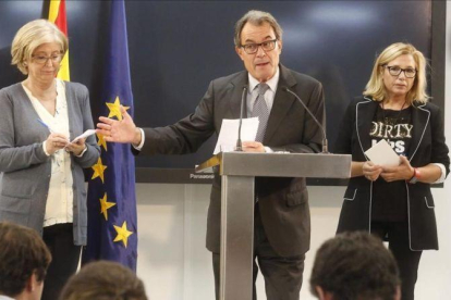 El expresidente de la Generalitat, Artur Mas, en rueda de prensa junto a la 'exconsellera' Irene Rigau (izquierda) y la exvicepresidenta Joana Ortega.-JOAN PUIG