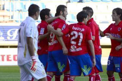 Los jugadores rojillos abrazan a Nagore tras marcar el penalti. / A. Martínez-