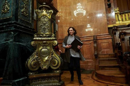 La alcaldesa Ada Colau en el salón Carles Pi i Sunyer, durante el pleno del pasado viernes.-/ EFE / ALEJANDRO GARCÍA