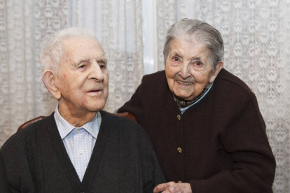 El matrimonio de centenarios, Tasio (103 años) y Natividad (102 años), en su casa de Soria. CONCHA ORTEGA-